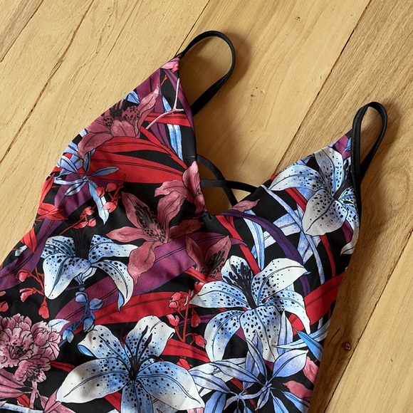 NWOT Lululemon Dark Shoreline Pink Lily Blue Floral One Piece Swimsuit Sz 4 - Picture 4 of 8